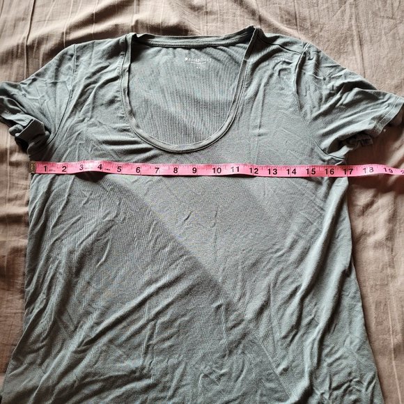 Small Reitmans R Essentials Short Sleeve Tee - Picture 6 of 7